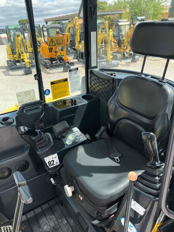 MINI EXCAVADORA 